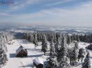 Zimní pohled z vrchní stanice lanovky na sjezdovky a vleky na Černé hoře